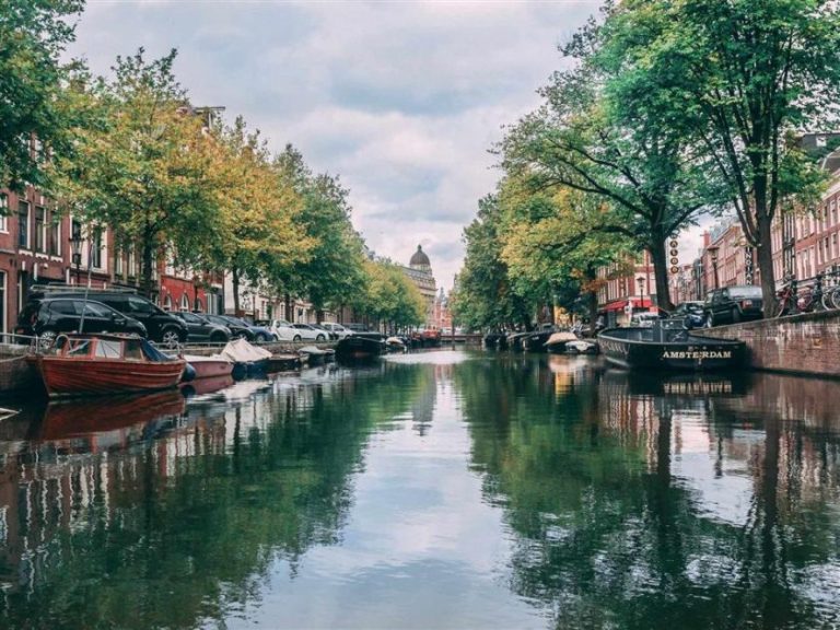 Vergelijking woning verkopen of verhuren in Amsterdam met voor- en nadelen