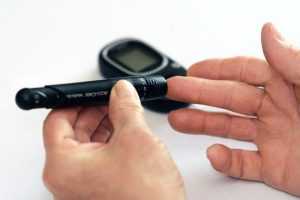 Gezonde voeding voor diabetes onder controle houden met groenten, fruit en volkoren producten op een tafel