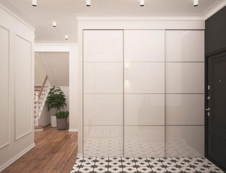 Moderne op maat gemaakte kast met perfect passende afmetingen en elegante afwerking in de woonkamer