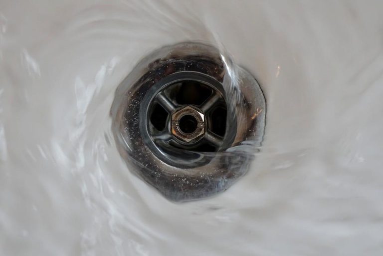 Preventieve maatregelen tegen verstoppingen in je sanitair zoals schoonmaken, afvoerzeven en bladvanger