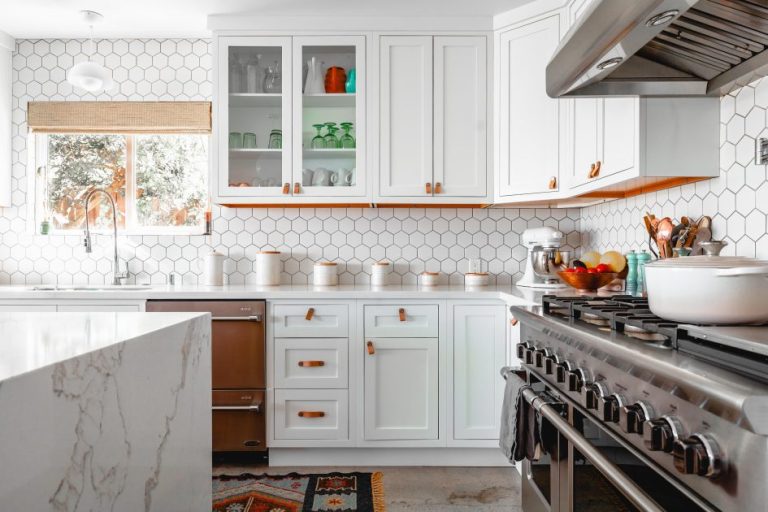 Inspiratie voor een landelijke keuken met houten elementen, moderne apparatuur en persoonlijke vintage decoraties