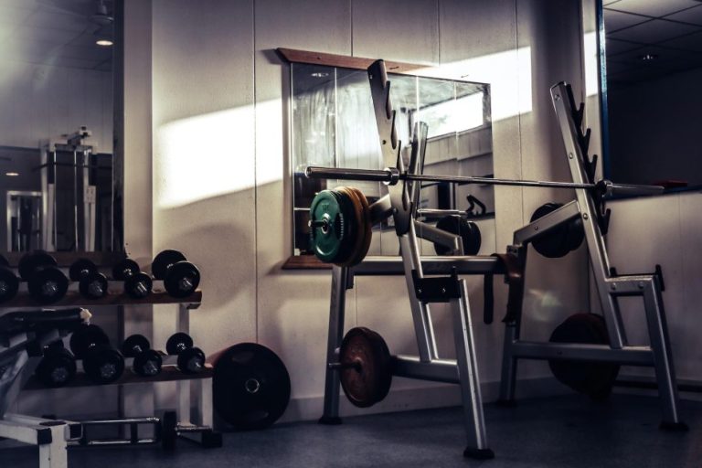Krachtstation voor thuis met verstelbare bank en kabelsystemen voor effectief krachtraining