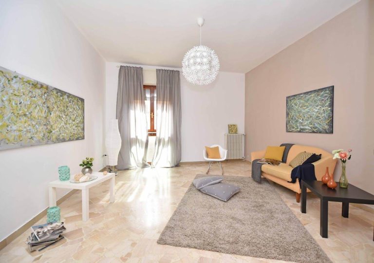 Over ons Moderne woonkamer met eyecatchers: kunstwerk, planten en verlichting die het interieur tot leven brengen
