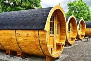 Tiny house op wielen geparkeerd in natuurrijke omgeving, illustreert parkeervoorschriften en regelgeving