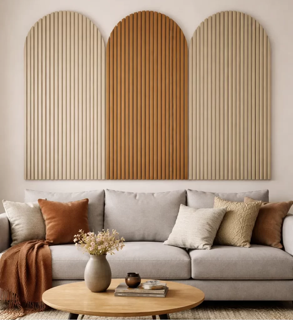 Moderne woonkamer met stijlvolle akoestische panelen achter de bank.