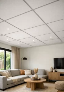 Beroemdheden Moderne woonkamer met een geluiddempend plafond voor meer rust en comfort.