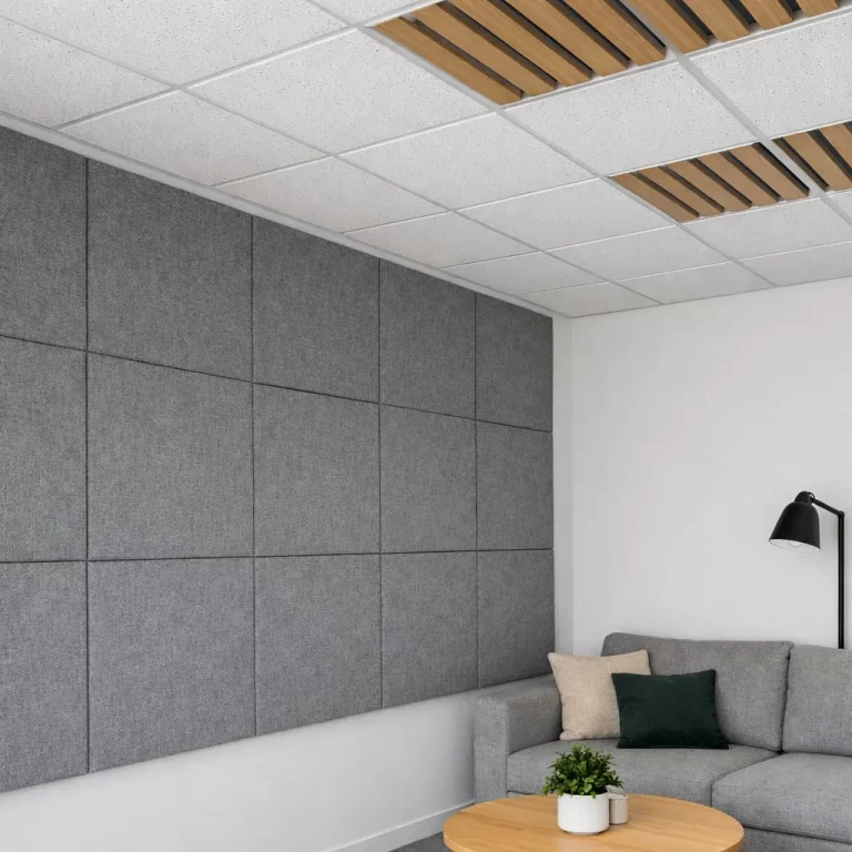Strakke ruimte met akoestische wandpanelen en plafondoplossing voor minder galm.