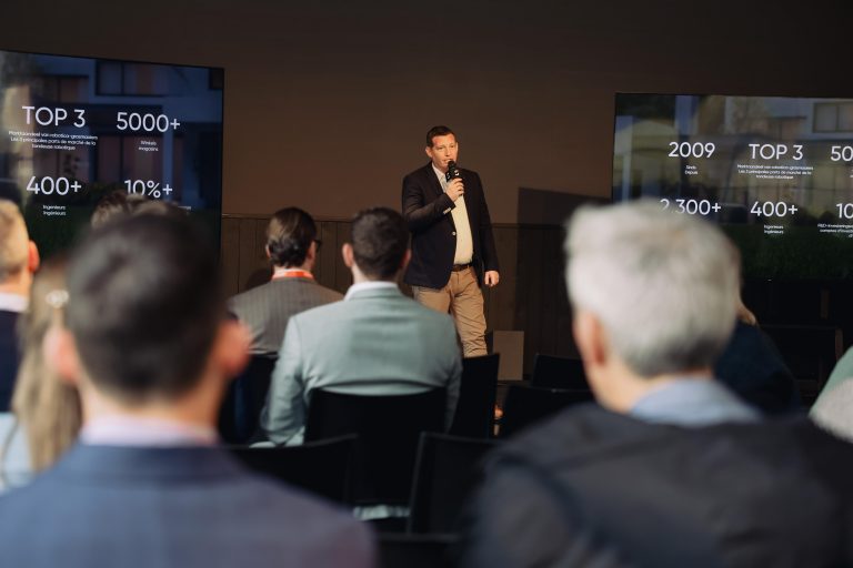 Sunseeker X Gen 2-serie robotmaaier presentatie in Brussel met NetRTK en Vision AI-technologie voor nauwkeurig gazononderhoud
